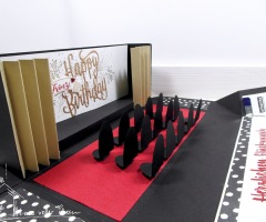 Verpackung als Theater gestaltet